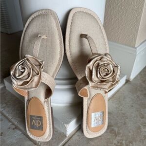 NEW DV by Dolce Vita Champagne Floral Toe-Post Sandals